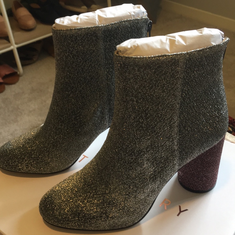 Katy Perry “The Mataró-metallic stretch Booties